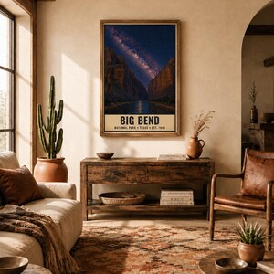 Puede incluir: Una l&aacute;mina de arte mural vertical que muestra un paisaje nocturno del Parque Nacional Big Bend en Texas, con un r&iacute;o fluyendo entre paredes de ca&ntilde;&oacute;n bajo un cielo estrellado y el texto BIG BEND NATIONAL PARK TEXAS EST. 1944 en la parte inferior.