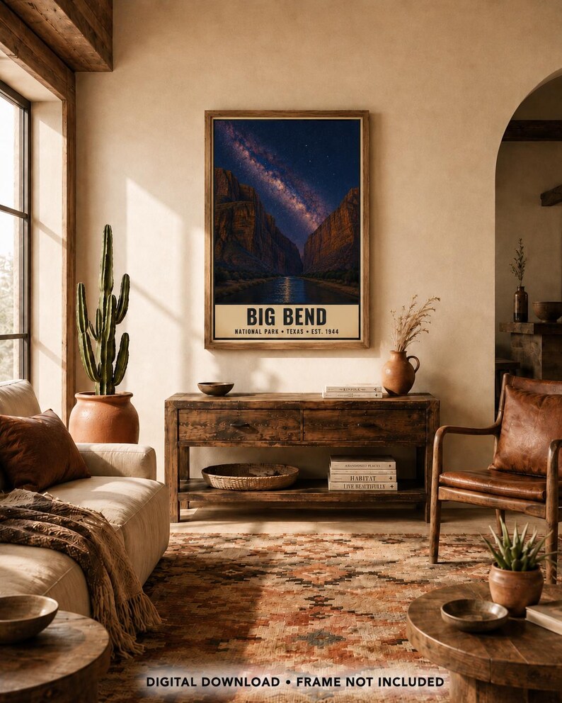 Puede incluir: Una l&aacute;mina de arte mural vertical que muestra un paisaje nocturno del Parque Nacional Big Bend en Texas, con un r&iacute;o fluyendo entre paredes de ca&ntilde;&oacute;n bajo un cielo estrellado y el texto BIG BEND NATIONAL PARK TEXAS EST. 1944 en la parte inferior.