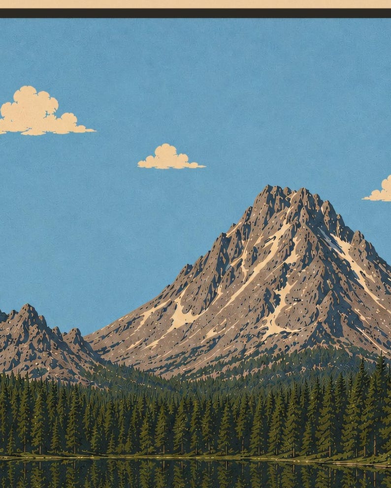 K&ouml;nnte beinhalten: Ein grafischer Kunstdruck, der einen zerkl&uuml;fteten, schneebedeckten Berggipfel &uuml;ber einem dichten Wald aus dunkelgr&uuml;nen Kiefern zeigt. Die Szene ist vor einem klaren blauen Himmel mit mehreren kleinen, flauschigen, cremefarbenen Wolken dargestellt.