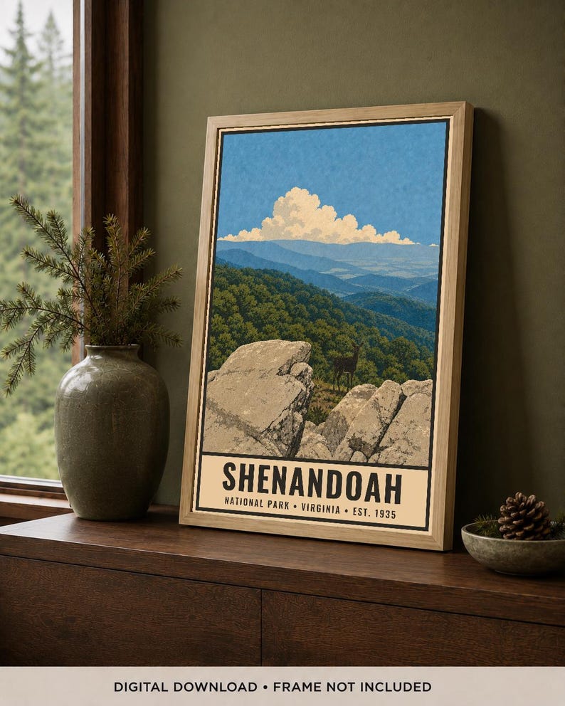 Może przedstawiać: Oprawiony pionowy wydruk artystyczny przedstawiający krajobraz Parku Narodowego Shenandoah w Wirginii. Ilustracja ukazuje skaliste klify na pierwszym planie, jelenia, zielone zalesione g&oacute;ry oraz niebieskie niebo z białymi chmurami. Tekst głosi SHENANDOAH NATIONAL PARK VIRGINIA EST. 1935.
