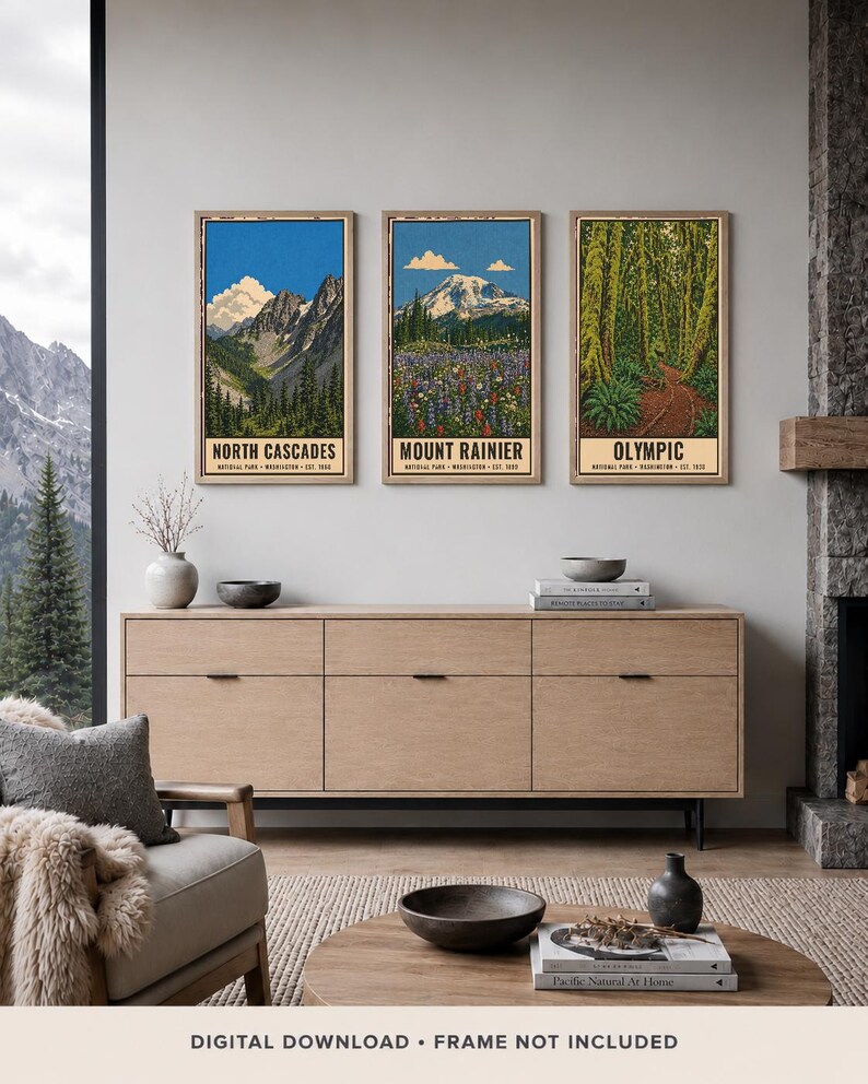 Op de afbeelding: Drie verticale wandkunstprints met illustraties van de nationale parken North Cascades, Mount Rainier en Olympic. Elke print toont een landschap met bergen, bossen of wilde bloemen, inclusief de naam van het park en bijbehorende tekst.