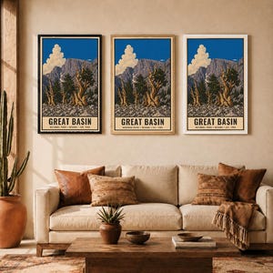 Może przedstawiać: Trzy identyczne pionowe plakaty z ilustracją krajobrazu Parku Narodowego Great Basin w Nevadzie. Każdy wydruk przedstawia surowe g&oacute;ry, stare drzewa i niebieskie niebo z chmurami oraz tekst GREAT BASIN NATIONAL PARK NEVADA EST. 1986.