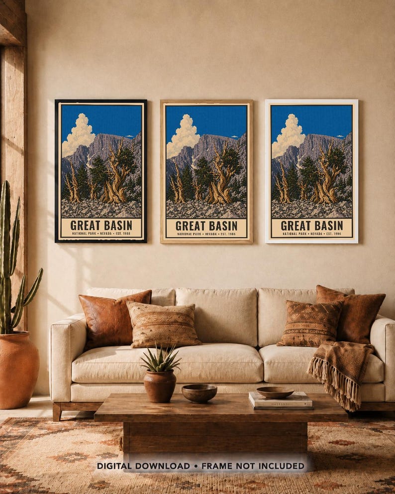 Może przedstawiać: Trzy identyczne pionowe plakaty z ilustracją krajobrazu Parku Narodowego Great Basin w Nevadzie. Każdy wydruk przedstawia surowe g&oacute;ry, stare drzewa i niebieskie niebo z chmurami oraz tekst GREAT BASIN NATIONAL PARK NEVADA EST. 1986.