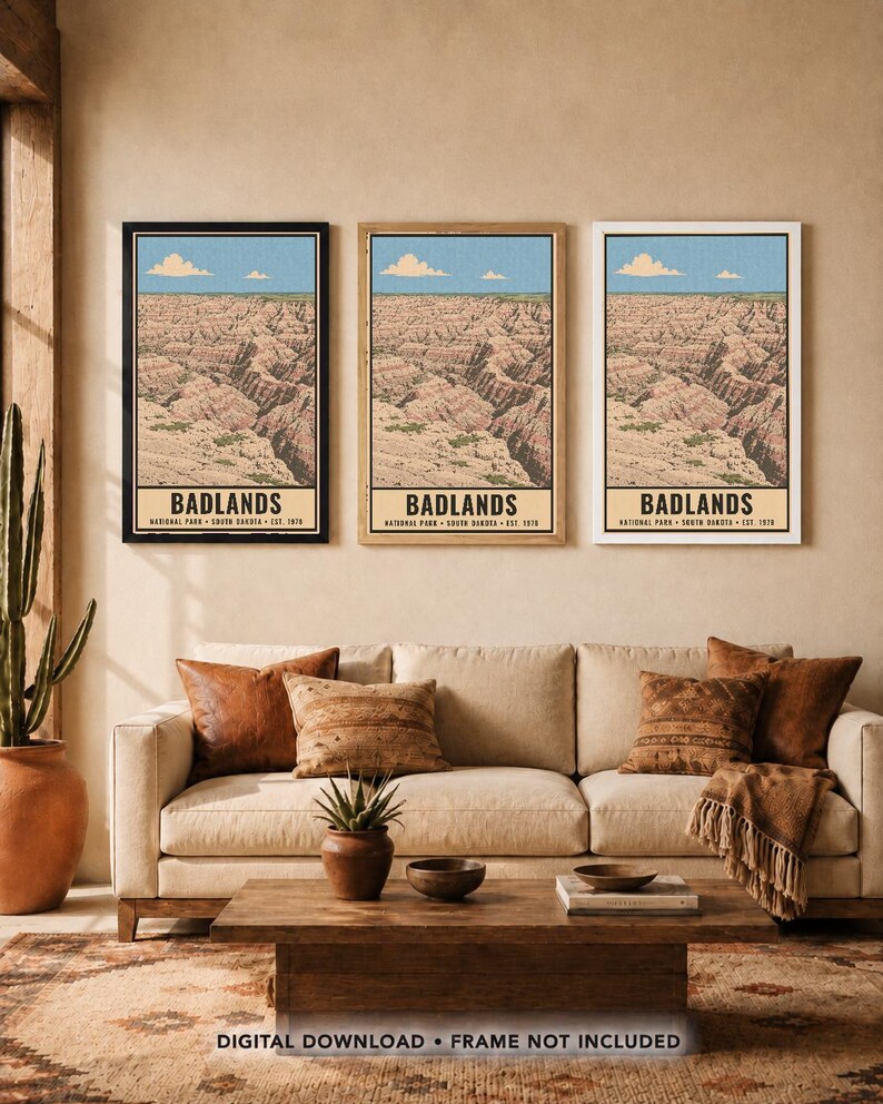 K&ouml;nnte beinhalten: Drei identische vertikale Wandkunstdrucke, die den Badlands-Nationalpark in South Dakota darstellen. Jeder Druck zeigt eine Landschaft aus geschichteten Felsformationen unter einem blauen Himmel mit Wolken und den Text BADLANDS NATIONAL PARK SOUTH DAKOTA EST. 1978.