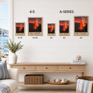 Puede incluir: Cinco p&oacute;steres enmarcados del Parque Nacional de los Volcanes de Haw&aacute;i en varios tama&ntilde;os etiquetados 8x10, 16x20, A4, A3 y A2. La obra muestra una erupci&oacute;n volc&aacute;nica naranja brillante contra un cielo oscuro. El texto indica Digital Download Frame Not Included.
