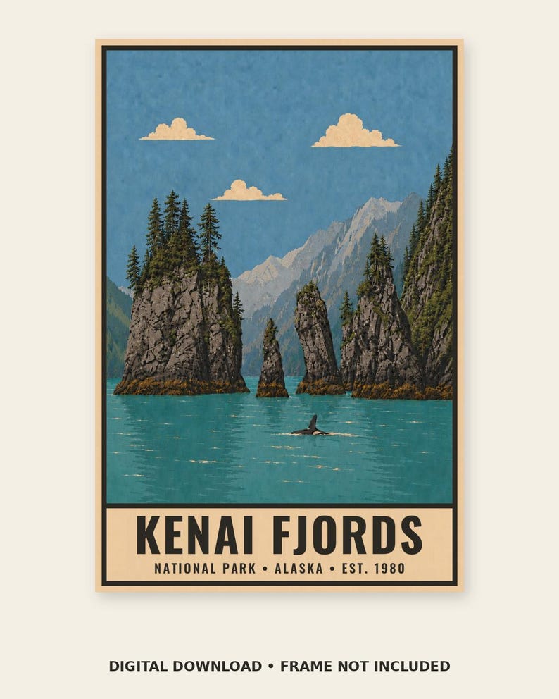 Może przedstawiać: Pionowy plakat przedstawiający krajobraz Parku Narodowego Kenai Fjords na Alasce. Scena ukazuje turkusową wodę, skaliste wyspy porośnięte drzewami iglastymi oraz odległe g&oacute;ry pod błękitnym, zachmurzonym niebem. Płetwa orki wystaje z wody. Tekst: KENAI FJORDS NATIONAL PARK ALASKA EST. 1980.