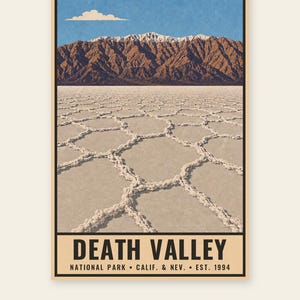 Puede incluir: Un p&oacute;ster vertical que muestra un paisaje del Valle de la Muerte con un primer plano de salinas, monta&ntilde;as nevadas y un cielo azul con una nube. El texto inferior dice: DEATH VALLEY NATIONAL PARK &bull; CALIF. & NEV. &bull; EST. 1994.