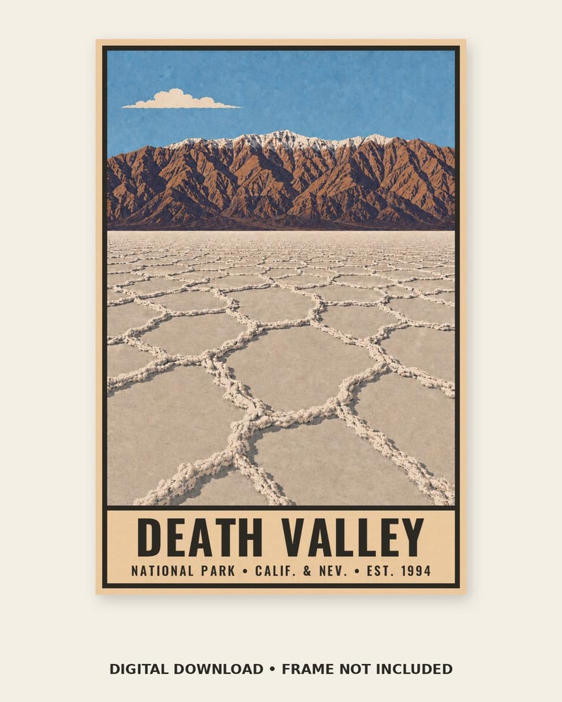 Puede incluir: Un p&oacute;ster vertical que muestra un paisaje del Valle de la Muerte con un primer plano de salinas, monta&ntilde;as nevadas y un cielo azul con una nube. El texto inferior dice: DEATH VALLEY NATIONAL PARK &bull; CALIF. & NEV. &bull; EST. 1994.