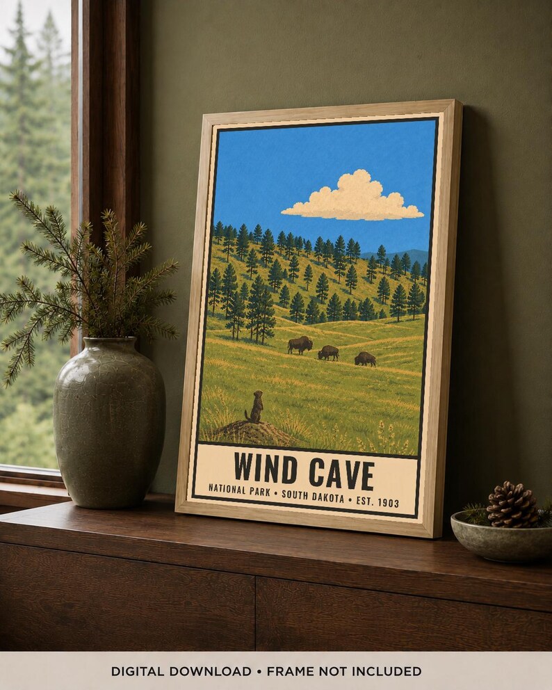 K&ouml;nnte beinhalten: Ein gerahmtes Poster mit einer Landschaftsillustration des Wind Cave Nationalparks in South Dakota. Das Bild zeigt einen grasbewachsenen H&uuml;gel mit Kiefern, drei Bisons und einem Pr&auml;riehund unter einem blauen Himmel mit einer Wolke. Der Text lautet: WIND CAVE NATIONAL PARK SOUTH DAKOTA EST. 1903.