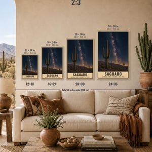 Puede incluir: Cuatro l&aacute;minas verticales de pared con un paisaje nocturno del Parque Nacional Saguaro, cielo estrellado y la V&iacute;a L&aacute;ctea. Tama&ntilde;os: 30,5x45,7 cm, 40,6x61,0 cm, 50,8x76,2 cm y 61,0x91,4 cm. Texto: Saguaro National Park Arizona Est. 1994.