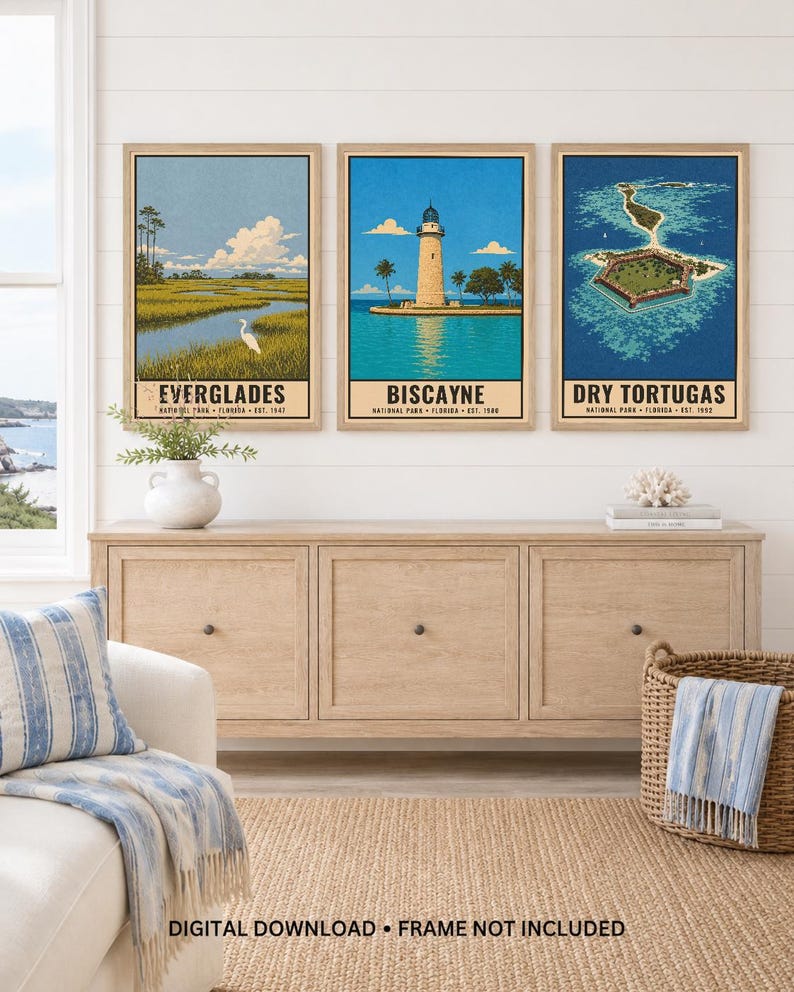 K&ouml;nnte beinhalten: Drei gerahmte vertikale Wandbilder mit Illustrationen von Nationalparks in Florida. Das linke Bild zeigt die Everglades mit einem wei&szlig;en Vogel, das mittlere den Biscayne-Leuchtturm und das rechte das Fort von Dry Tortugas.