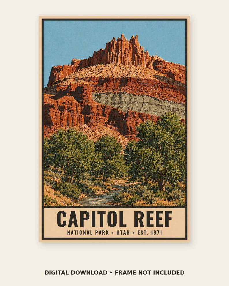 Op de afbeelding: Een verticale poster met een landschapsillustratie van Capitol Reef National Park in Utah. De afbeelding toont rode rotskliffen, groene bomen en een stromende beek onder een blauwe lucht. De tekst luidt CAPITOL REEF NATIONAL PARK UTAH EST. 1971.