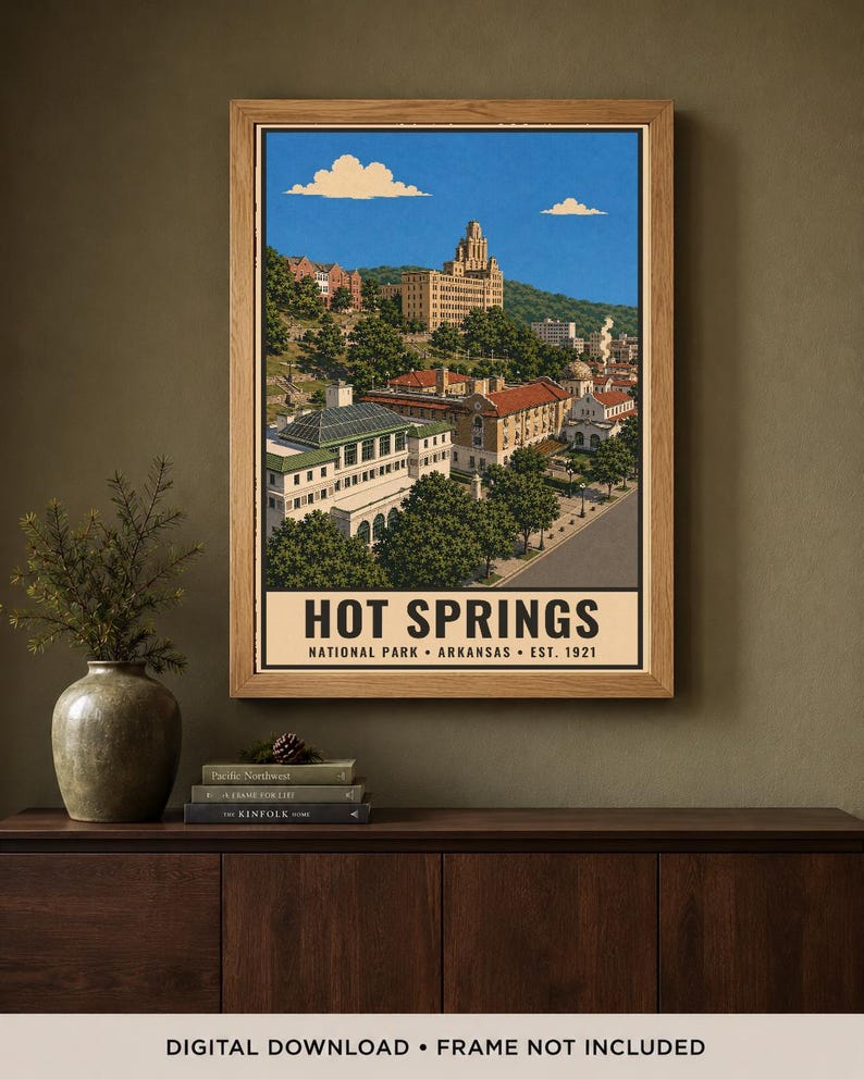 Może przedstawiać: Oprawiony pionowy plakat przedstawiający Park Narodowy Hot Springs w Arkansas. Ilustracja przedstawia zabytkowe budynki, bujne zielone drzewa i bezchmurne niebieskie niebo z chmurami. Tekst głosi HOT SPRINGS NATIONAL PARK ARKANSAS EST. 1921.