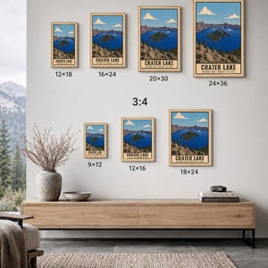 Może przedstawiać: Kolekcja plakat&oacute;w Parku Narodowego Crater Lake w r&oacute;żnych rozmiarach, w tym 12x18, 16x24, 20x30, 24x36, 9x12, 12x16 i 18x24 cale. Grafika przedstawia niebieskie jezioro, skaliste klify oraz napis Crater Lake National Park Oregon Est. 1902.