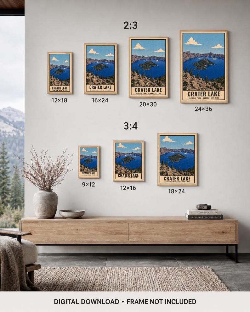 Może przedstawiać: Kolekcja plakat&oacute;w Parku Narodowego Crater Lake w r&oacute;żnych rozmiarach, w tym 12x18, 16x24, 20x30, 24x36, 9x12, 12x16 i 18x24 cale. Grafika przedstawia niebieskie jezioro, skaliste klify oraz napis Crater Lake National Park Oregon Est. 1902.