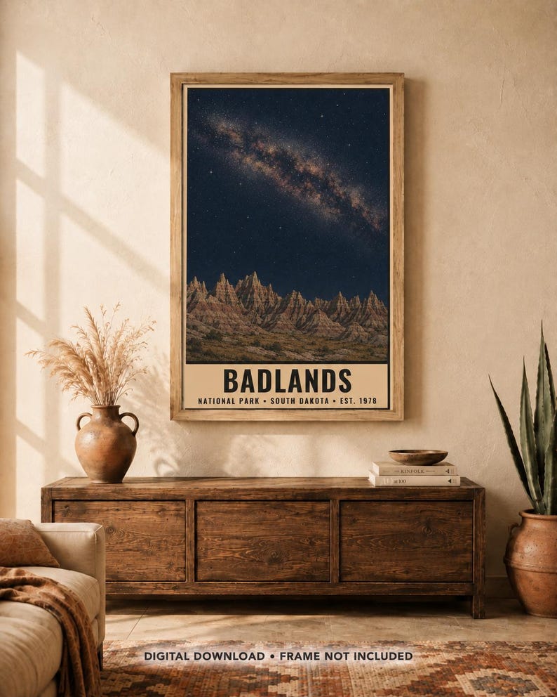 K&ouml;nnte beinhalten: Ein vertikales, rechteckiges Wandbild, das einen sternenklaren Nachthimmel mit der Milchstra&szlig;e &uuml;ber den zerkl&uuml;fteten Felsformationen des Badlands-Nationalparks zeigt. Der Text lautet BADLANDS NATIONAL PARK SOUTH DAKOTA EST. 1978.