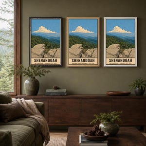 Op de afbeelding: Drie verticale wandkunstprints met een landschapsillustratie van Shenandoah National Park. Elke print toont rotsachtige kliffen op de voorgrond, glooiende groene bergen en een blauwe lucht met wolken, gelabeld met Shenandoah National Park.