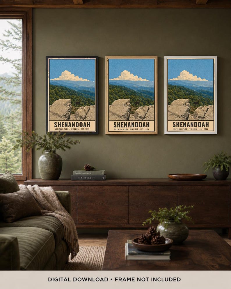 Op de afbeelding: Drie verticale wandkunstprints met een landschapsillustratie van Shenandoah National Park. Elke print toont rotsachtige kliffen op de voorgrond, glooiende groene bergen en een blauwe lucht met wolken, gelabeld met Shenandoah National Park.