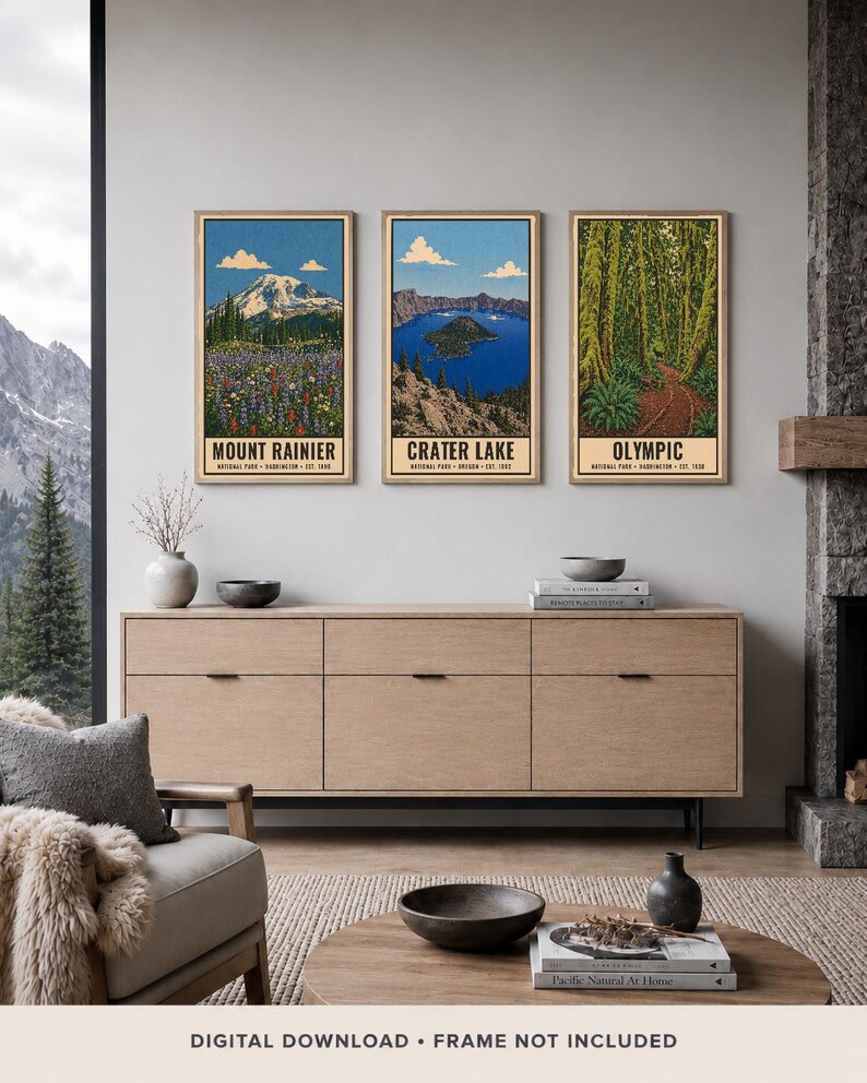K&ouml;nnte beinhalten: Drei vertikale Wandkunstdrucke mit Illustrationen der Nationalparks Mount Rainier, Crater Lake und Olympic. Jeder Druck zeigt eine Landschaftsszene mit Text am unteren Rand, der den Park, den Bundesstaat und das Gr&uuml;ndungsjahr angibt.