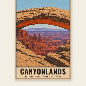 Może przedstawiać: Prostokątny plakat z ilustracją krajobrazu Mesa Arch w Parku Narodowym Canyonlands w stanie Utah. Obraz przedstawia naturalny pomarańczowy łuk skalny otaczający widok na czerwone kaniony i odległe g&oacute;ry pod błękitnym niebem. Tekst brzmi CANYONLANDS NATIONAL PARK UTAH EST. 1964.