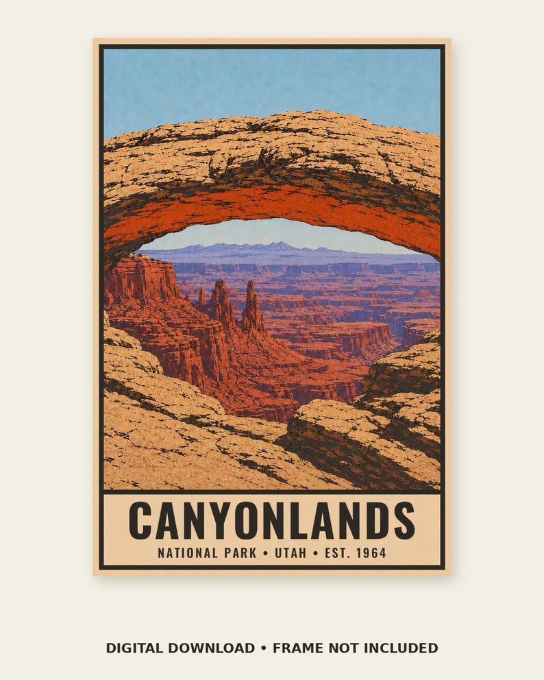 Może przedstawiać: Prostokątny plakat z ilustracją krajobrazu Mesa Arch w Parku Narodowym Canyonlands w stanie Utah. Obraz przedstawia naturalny pomarańczowy łuk skalny otaczający widok na czerwone kaniony i odległe g&oacute;ry pod błękitnym niebem. Tekst brzmi CANYONLANDS NATIONAL PARK UTAH EST. 1964.