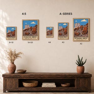 Peut inclure: Un ensemble de cinq affiches encadr&eacute;es repr&eacute;sentant le parc national de la for&ecirc;t p&eacute;trifi&eacute;e en Arizona, avec les tailles 8x10, 16x20, A4, A3 et A2. L'illustration montre des roches rouges sous un ciel bleu. Texte : DIGITAL DOWNLOAD &bull; FRAME NOT INCLUDED.