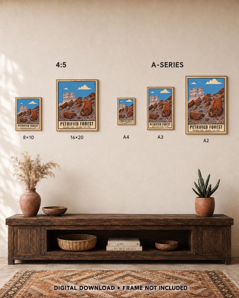 Peut inclure: Un ensemble de cinq affiches encadr&eacute;es repr&eacute;sentant le parc national de la for&ecirc;t p&eacute;trifi&eacute;e en Arizona, avec les tailles 8x10, 16x20, A4, A3 et A2. L'illustration montre des roches rouges sous un ciel bleu. Texte : DIGITAL DOWNLOAD &bull; FRAME NOT INCLUDED.
