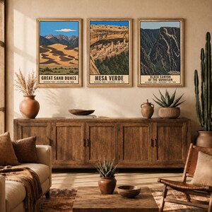 K&ouml;nnte beinhalten: Drei vertikale Wandkunstdrucke mit Illustrationen der Nationalparks Great Sand Dunes, Mesa Verde und Black Canyon of the Gunnison. Jeder Druck enth&auml;lt den Parknamen, den Standort und das Gr&uuml;ndungsjahr. Der Text lautet: DIGITAL DOWNLOAD &bull; FRAME NOT INCLUDED.
