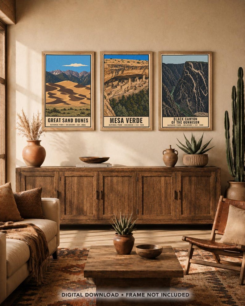 K&ouml;nnte beinhalten: Drei vertikale Wandkunstdrucke mit Illustrationen der Nationalparks Great Sand Dunes, Mesa Verde und Black Canyon of the Gunnison. Jeder Druck enth&auml;lt den Parknamen, den Standort und das Gr&uuml;ndungsjahr. Der Text lautet: DIGITAL DOWNLOAD &bull; FRAME NOT INCLUDED.