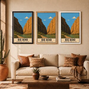 Op de afbeelding: Drie verticale wandkunstprints met een landschapsillustratie van Big Bend National Park in Texas. Het kunstwerk toont hoge oranje canyonwanden, een rivier en een blauwe lucht met wolken. Elke print bevat de tekst BIG BEND NATIONAL PARK TEXAS EST. 1944.
