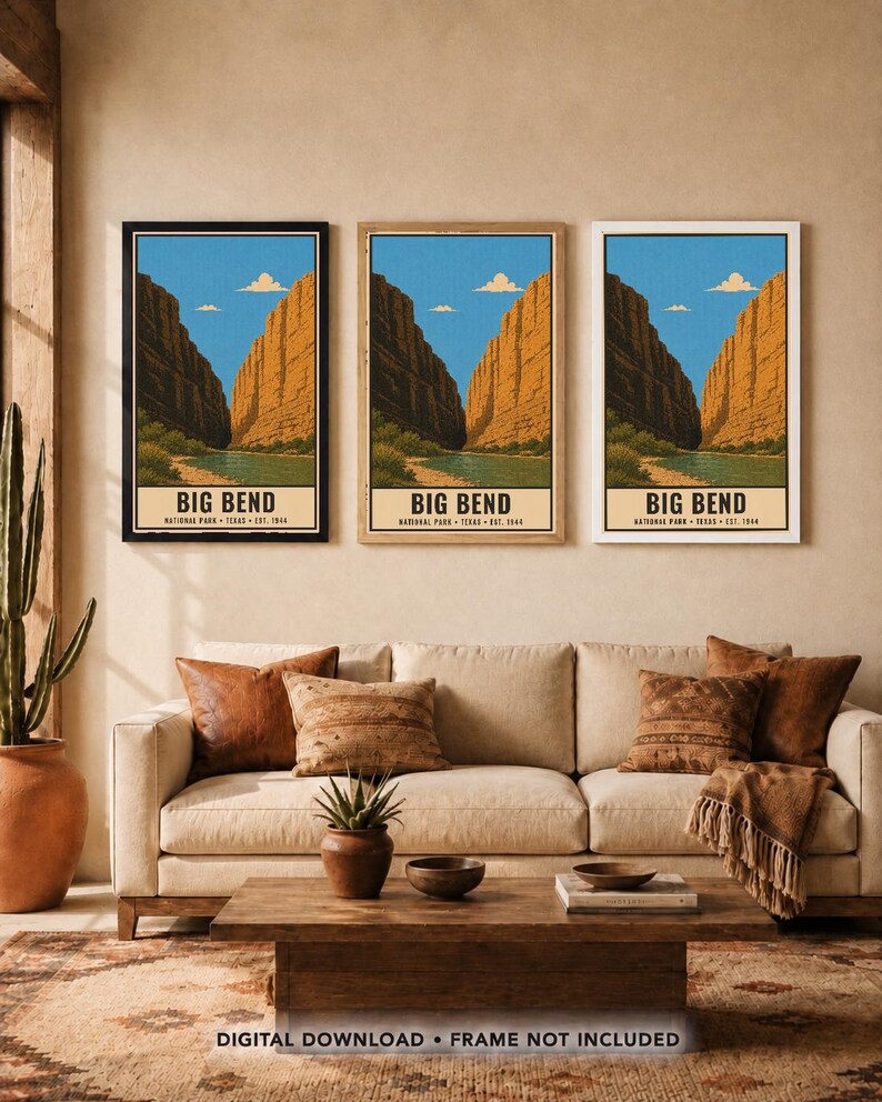 Op de afbeelding: Drie verticale wandkunstprints met een landschapsillustratie van Big Bend National Park in Texas. Het kunstwerk toont hoge oranje canyonwanden, een rivier en een blauwe lucht met wolken. Elke print bevat de tekst BIG BEND NATIONAL PARK TEXAS EST. 1944.