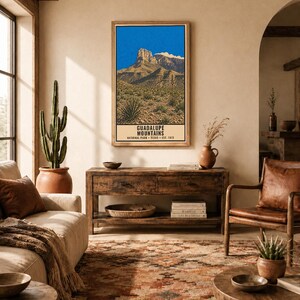 K&ouml;nnte beinhalten: Ein vertikaler, rechteckiger Wandkunstdruck mit einer Landschaftsillustration des Guadalupe Mountains Nationalparks in Texas. Der Druck zeigt einen hellblauen Himmel &uuml;ber felsigen Berggipfeln und W&uuml;stenvegetation mit Text am unteren Rand.