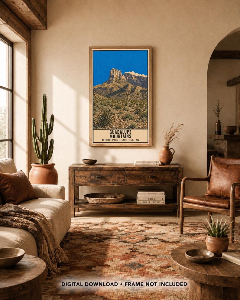K&ouml;nnte beinhalten: Ein vertikaler, rechteckiger Wandkunstdruck mit einer Landschaftsillustration des Guadalupe Mountains Nationalparks in Texas. Der Druck zeigt einen hellblauen Himmel &uuml;ber felsigen Berggipfeln und W&uuml;stenvegetation mit Text am unteren Rand.