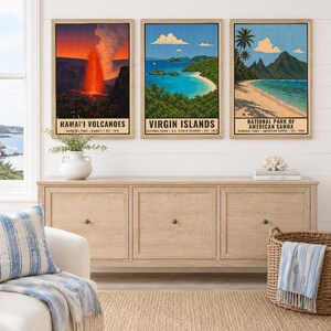 Puede incluir: Tres l&aacute;minas de pared enmarcadas con ilustraciones de parques nacionales en estilo vintage. La l&aacute;mina de la izquierda muestra una erupci&oacute;n volc&aacute;nica en Hawai'i Volcanoes, la central las Islas V&iacute;rgenes y la derecha el Parque Nacional de Samoa Americana.