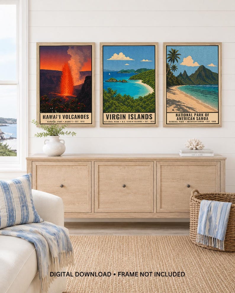 Puede incluir: Tres l&aacute;minas de pared enmarcadas con ilustraciones de parques nacionales en estilo vintage. La l&aacute;mina de la izquierda muestra una erupci&oacute;n volc&aacute;nica en Hawai'i Volcanoes, la central las Islas V&iacute;rgenes y la derecha el Parque Nacional de Samoa Americana.