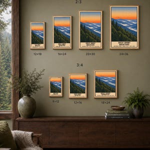 Może przedstawiać: Kolekcja siedmiu oprawionych wydruk&oacute;w artystycznych przedstawiających g&oacute;ry Great Smoky Mountains o zachodzie słońca, rozmieszczonych w dw&oacute;ch rzędach na ścianie. Wydruki ukazują g&oacute;rski krajobraz z pomarańczowym niebem i zielonymi lasami oraz tekst.