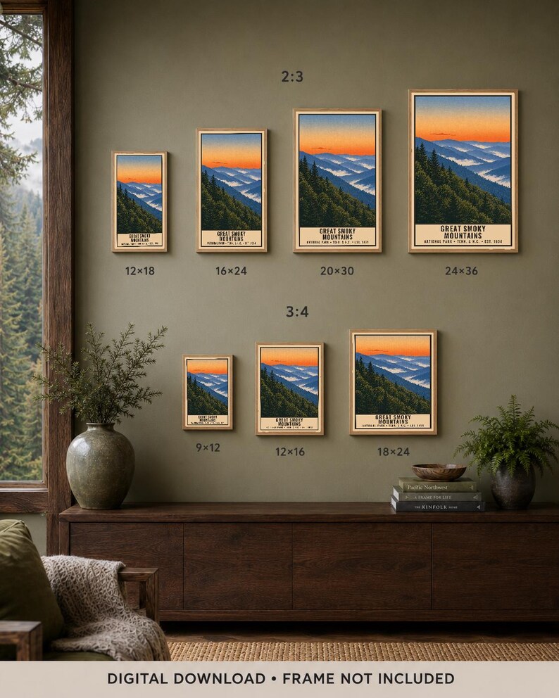 Może przedstawiać: Kolekcja siedmiu oprawionych wydruk&oacute;w artystycznych przedstawiających g&oacute;ry Great Smoky Mountains o zachodzie słońca, rozmieszczonych w dw&oacute;ch rzędach na ścianie. Wydruki ukazują g&oacute;rski krajobraz z pomarańczowym niebem i zielonymi lasami oraz tekst.