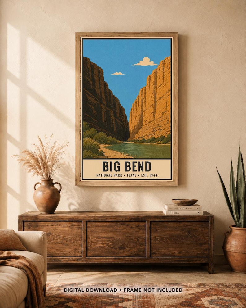 Op de afbeelding: Een verticale wandkunstprint met een landschapsillustratie van Big Bend National Park in Texas. De afbeelding toont een rivier die tussen hoge, oranjebruine canyonwanden stroomt onder een blauwe lucht met wolken. De tekst luidt BIG BEND NATIONAL PARK TEXAS EST. 1944.