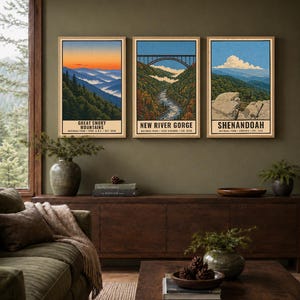 Może przedstawiać: Zestaw trzech pionowych wydruk&oacute;w artystycznych z ilustracjami park&oacute;w narodowych Great Smoky Mountains, New River Gorge i Shenandoah. Każdy wydruk przedstawia krajobraz z tekstem identyfikującym park, stan oraz rok założenia.