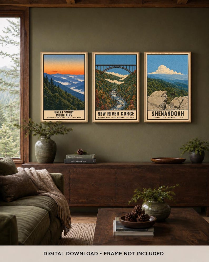 Może przedstawiać: Zestaw trzech pionowych wydruk&oacute;w artystycznych z ilustracjami park&oacute;w narodowych Great Smoky Mountains, New River Gorge i Shenandoah. Każdy wydruk przedstawia krajobraz z tekstem identyfikującym park, stan oraz rok założenia.