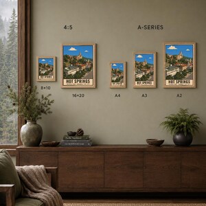 Peut inclure: Cinq affiches encadr&eacute;es du parc national de Hot Springs en diff&eacute;rentes tailles &eacute;tiquet&eacute;es 8x10, 16x20, A4, A3 et A2. Chaque affiche pr&eacute;sente un ciel bleu, des arbres verts et des b&acirc;timents historiques avec le texte Hot Springs National Park.
