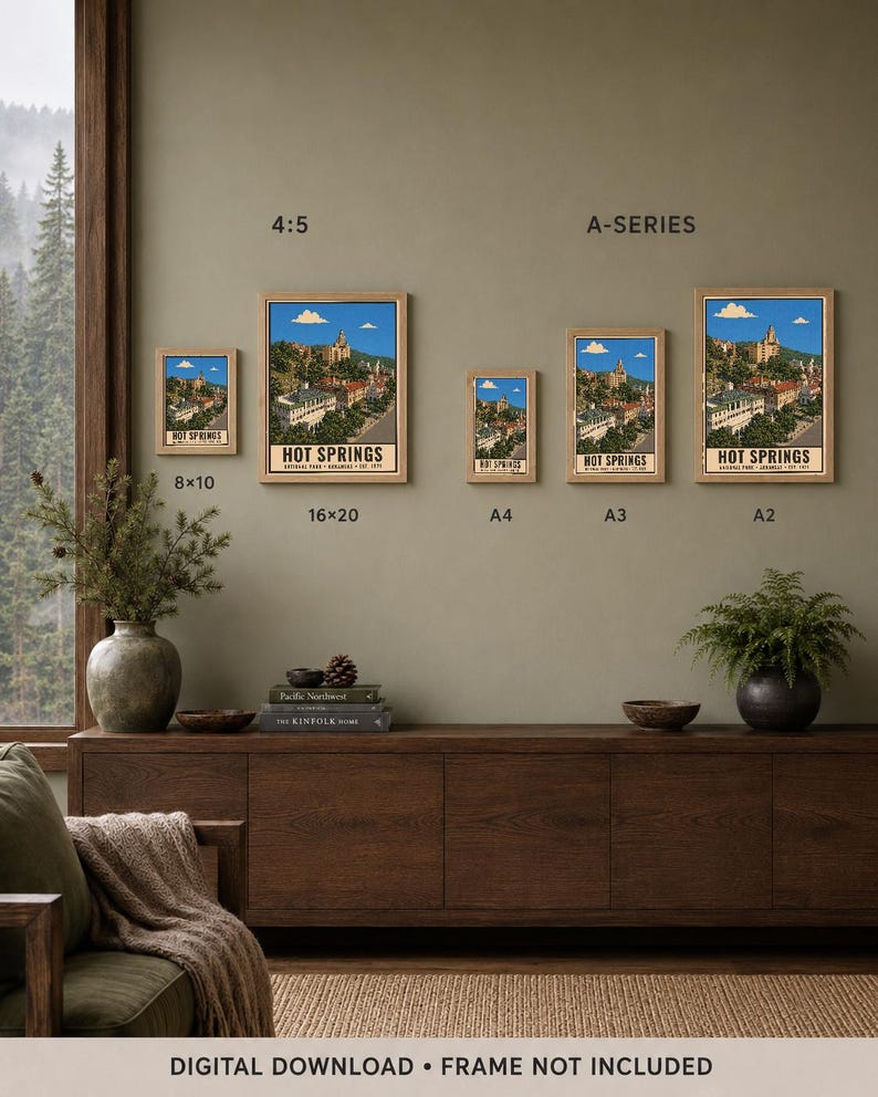 Peut inclure: Cinq affiches encadr&eacute;es du parc national de Hot Springs en diff&eacute;rentes tailles &eacute;tiquet&eacute;es 8x10, 16x20, A4, A3 et A2. Chaque affiche pr&eacute;sente un ciel bleu, des arbres verts et des b&acirc;timents historiques avec le texte Hot Springs National Park.