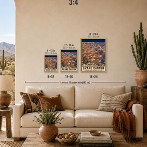 Puede incluir: Tres l&aacute;minas rectangulares de arte mural del Parque Nacional del Gran Ca&ntilde;&oacute;n en tama&ntilde;os de 22,9x30,5 cm, 30,5x40,6 cm y 45,7x61,0 cm. Las l&aacute;minas muestran una ilustraci&oacute;n del ca&ntilde;&oacute;n con el texto Grand Canyon National Park Arizona Est 1919.
