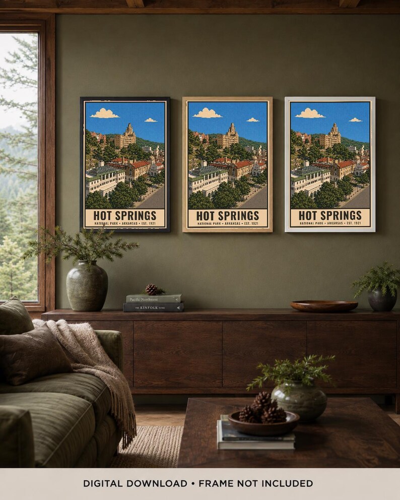 Peut inclure: Trois affiches verticales identiques pr&eacute;sentant une illustration de style vintage du parc national de Hot Springs, Arkansas, &eacute;tabli en 1921. L'&oelig;uvre repr&eacute;sente un paysage urbain avec des b&acirc;timents, des arbres et un ciel bleu. Le texte indique HOT SPRINGS.