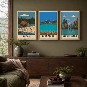 Może przedstawiać: Trzy pionowe wydruki artystyczne z ilustracjami park&oacute;w narodowych Katmai, Lake Clark i Kenai Fjords na Alasce. Każdy wydruk przedstawia krajobraz z tekstem określającym nazwę parku, lokalizację oraz rok założenia.