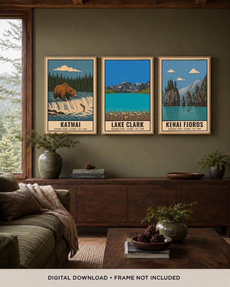 Może przedstawiać: Trzy pionowe wydruki artystyczne z ilustracjami park&oacute;w narodowych Katmai, Lake Clark i Kenai Fjords na Alasce. Każdy wydruk przedstawia krajobraz z tekstem określającym nazwę parku, lokalizację oraz rok założenia.