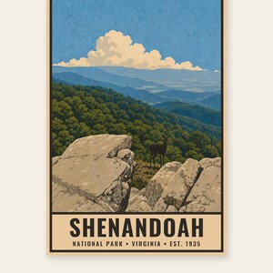 Op de afbeelding: Een verticale poster met een landschap van Shenandoah National Park met grote grijze rotsen op de voorgrond, een hert op een heuvel, groene bossen, blauwe bergen en witte wolken. De tekst luidt SHENANDOAH NATIONAL PARK VIRGINIA EST. 1935.