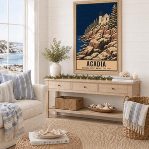 Puede incluir: Una l&aacute;mina de arte mural rectangular vertical con una ilustraci&oacute;n estilizada de un faro en un acantilado rocoso por la noche bajo un cielo estrellado. El texto ACADIA NATIONAL PARK MAINE EST. 1919 est&aacute; impreso en negro en la parte inferior.