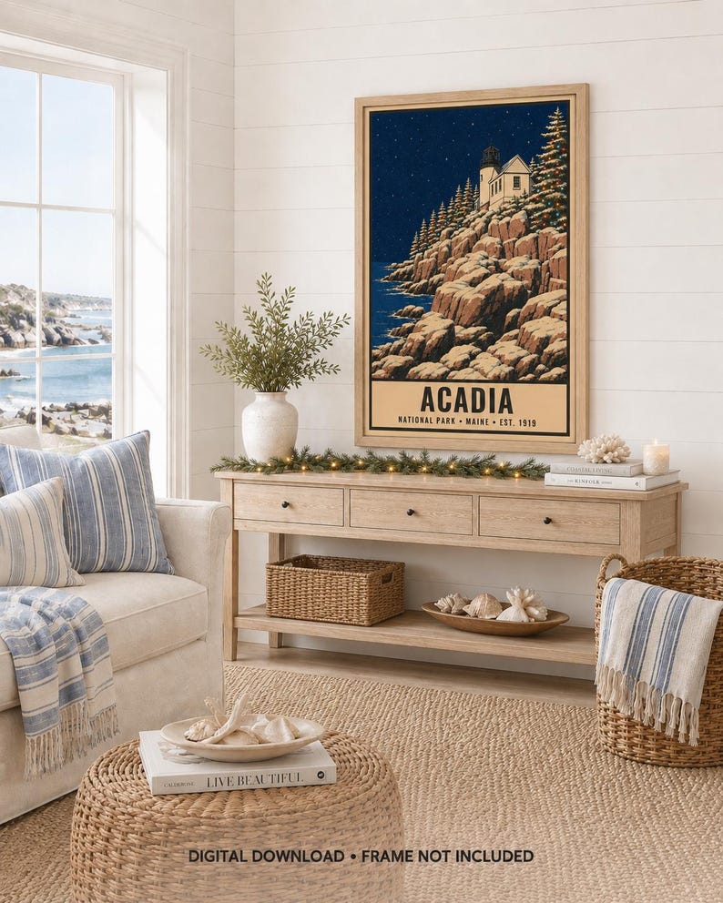 Puede incluir: Una l&aacute;mina de arte mural rectangular vertical con una ilustraci&oacute;n estilizada de un faro en un acantilado rocoso por la noche bajo un cielo estrellado. El texto ACADIA NATIONAL PARK MAINE EST. 1919 est&aacute; impreso en negro en la parte inferior.