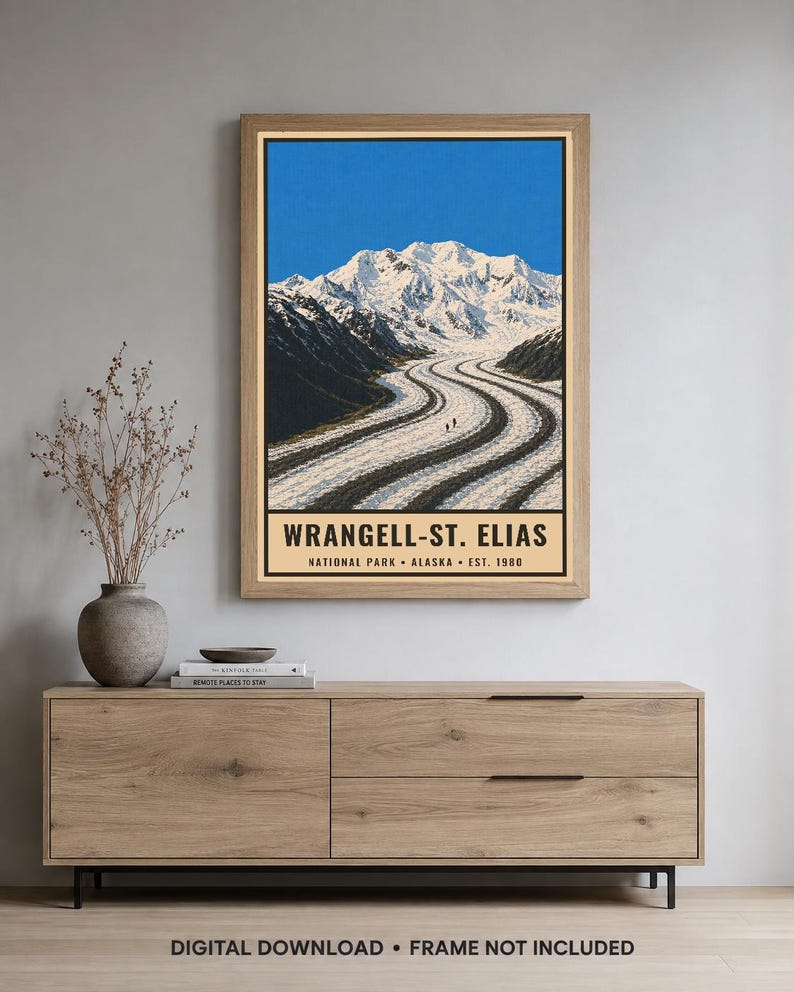 K&ouml;nnte beinhalten: Ein rechteckiger Wandkunstdruck mit einer Landschaftsillustration des Wrangell-St. Elias Nationalparks in Alaska. Das Bild zeigt schneebedeckte Berge, einen gewundenen Gletscher mit dunklen Mor&auml;nenlinien und den Text WRANGELL-ST. ELIAS NATIONAL PARK ALASKA EST. 1980.